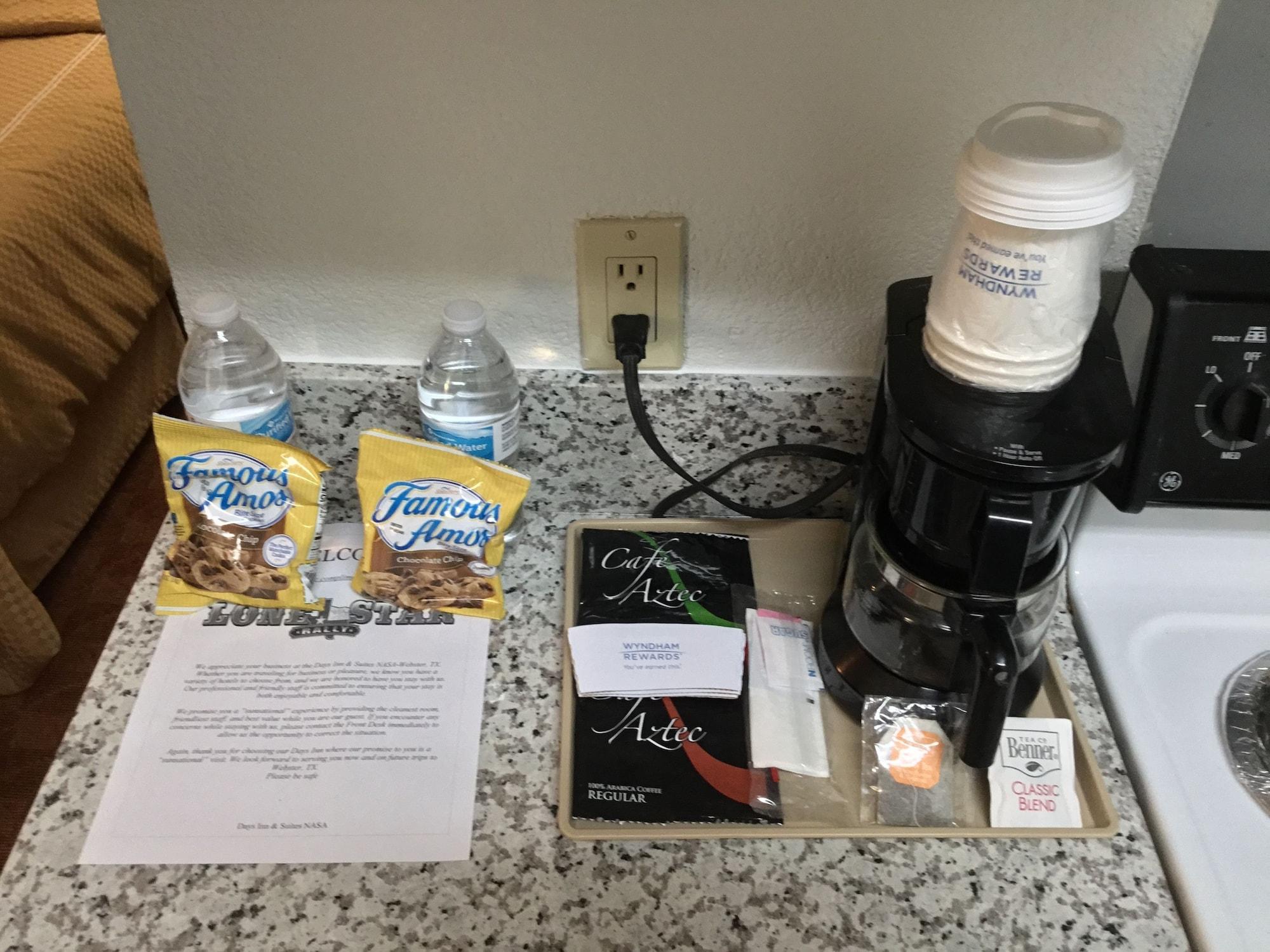 Days Inn & Suites By Wyndham Webster Nasa-Clearlake-Houston Ngoại thất bức ảnh