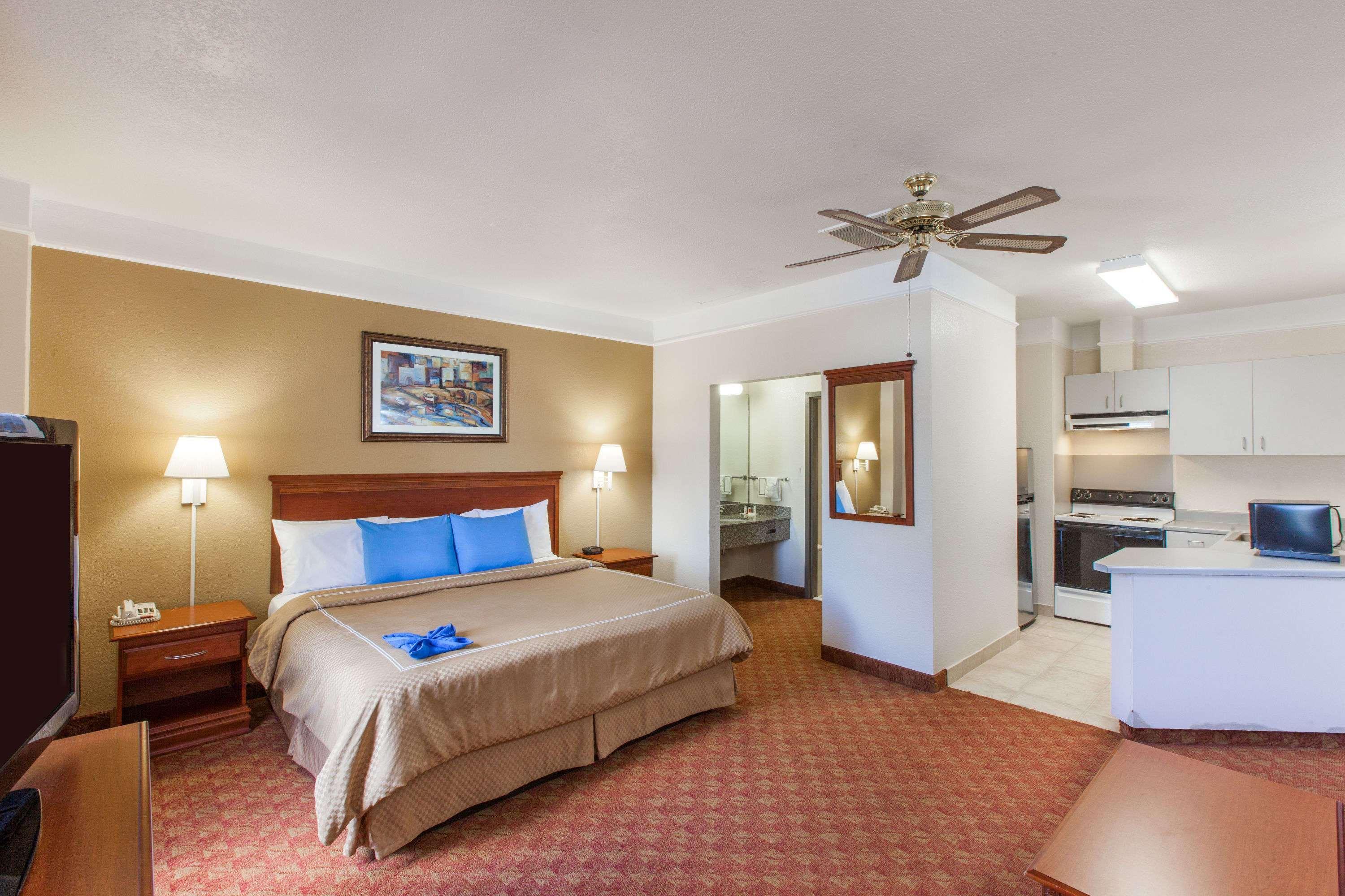 Days Inn & Suites By Wyndham Webster Nasa-Clearlake-Houston Ngoại thất bức ảnh