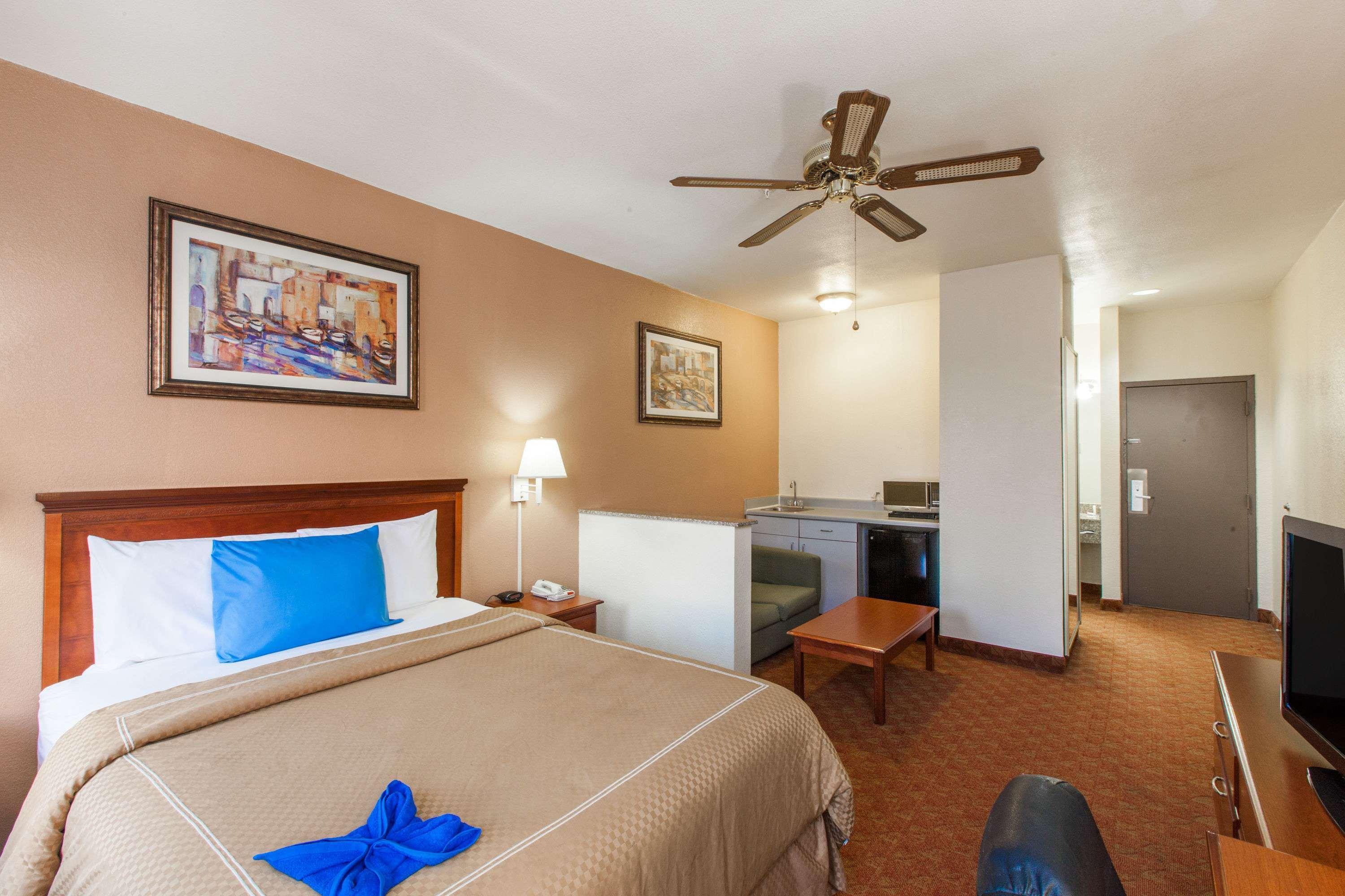 Days Inn & Suites By Wyndham Webster Nasa-Clearlake-Houston Ngoại thất bức ảnh