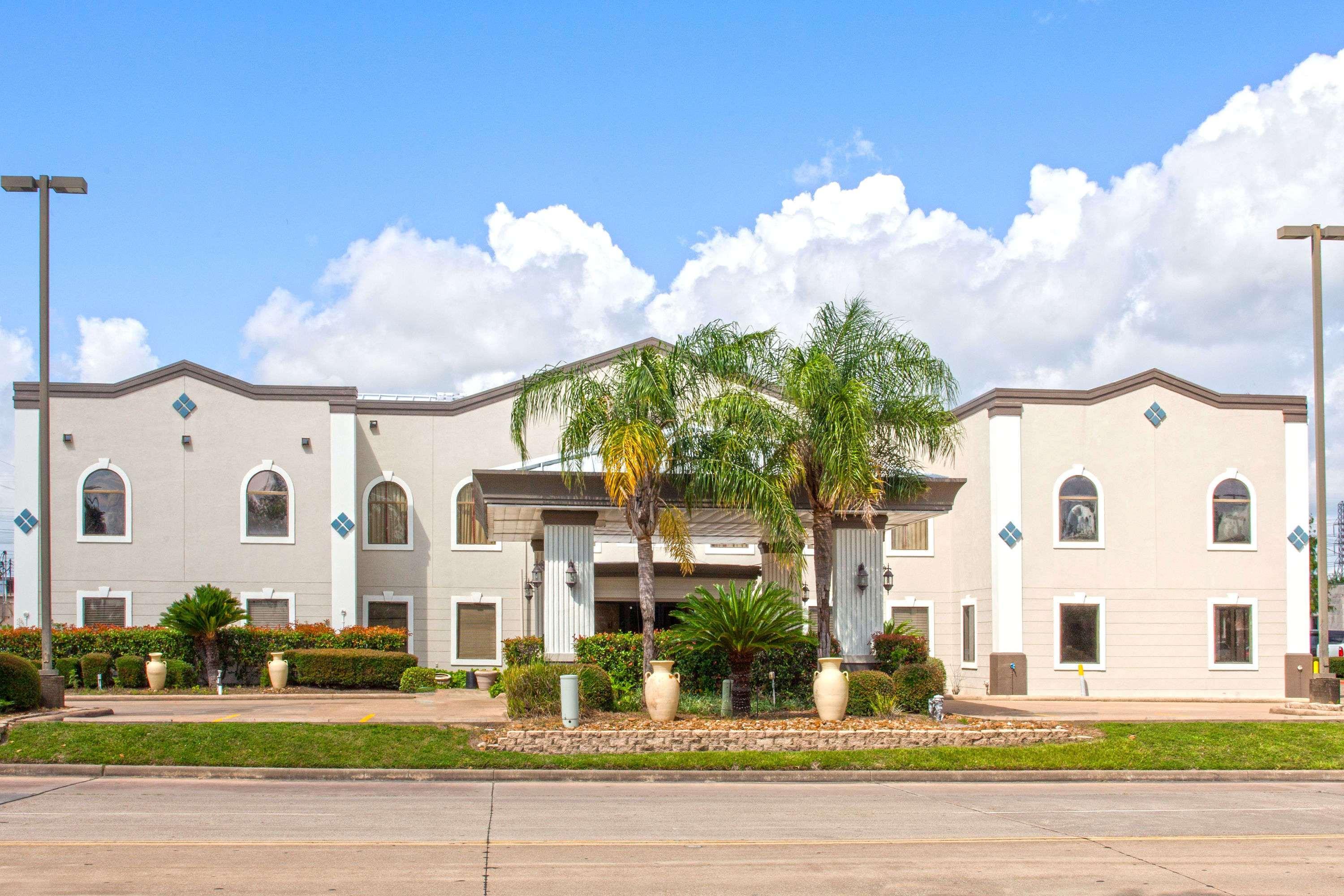 Days Inn & Suites By Wyndham Webster Nasa-Clearlake-Houston Ngoại thất bức ảnh