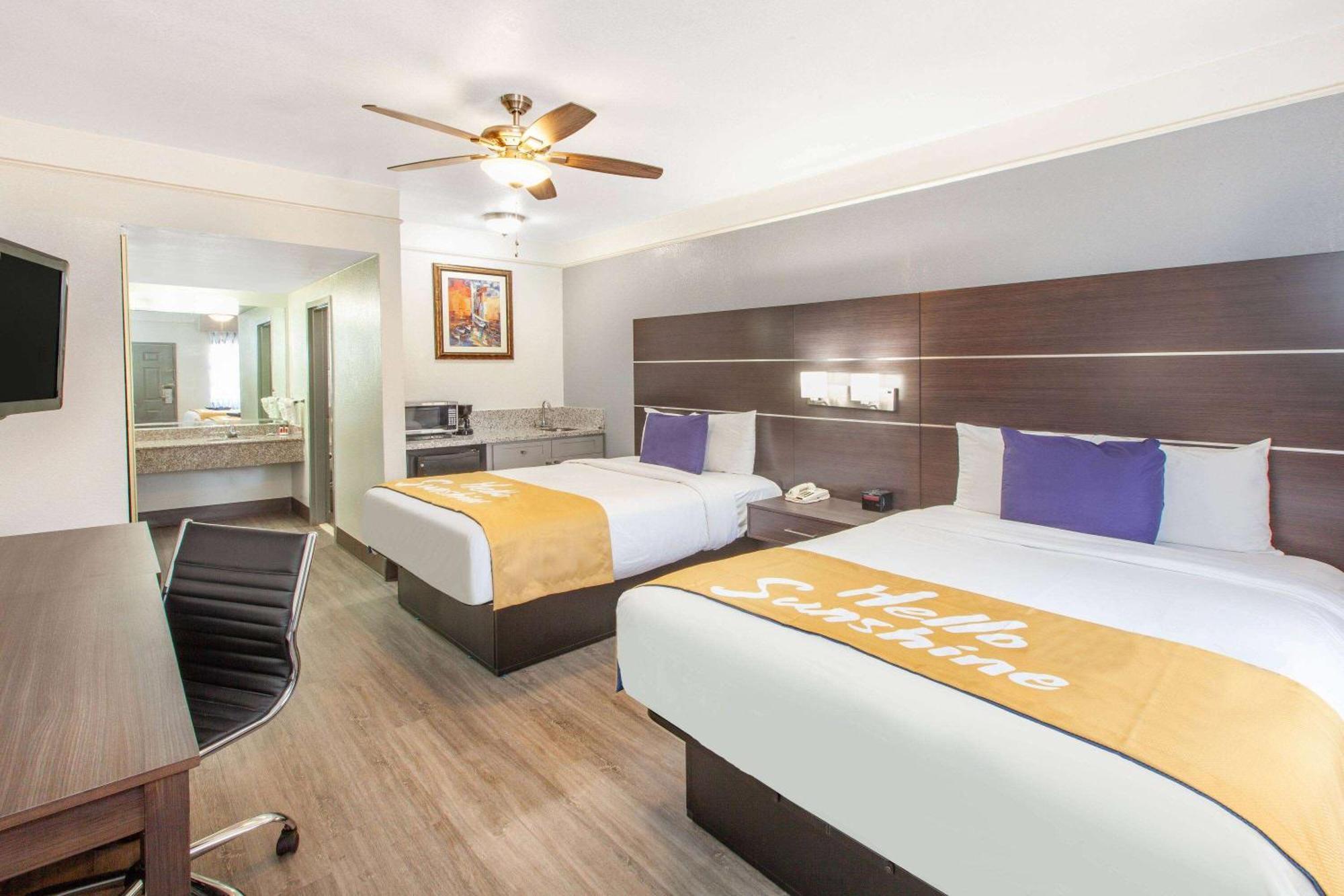 Days Inn & Suites By Wyndham Webster Nasa-Clearlake-Houston Ngoại thất bức ảnh