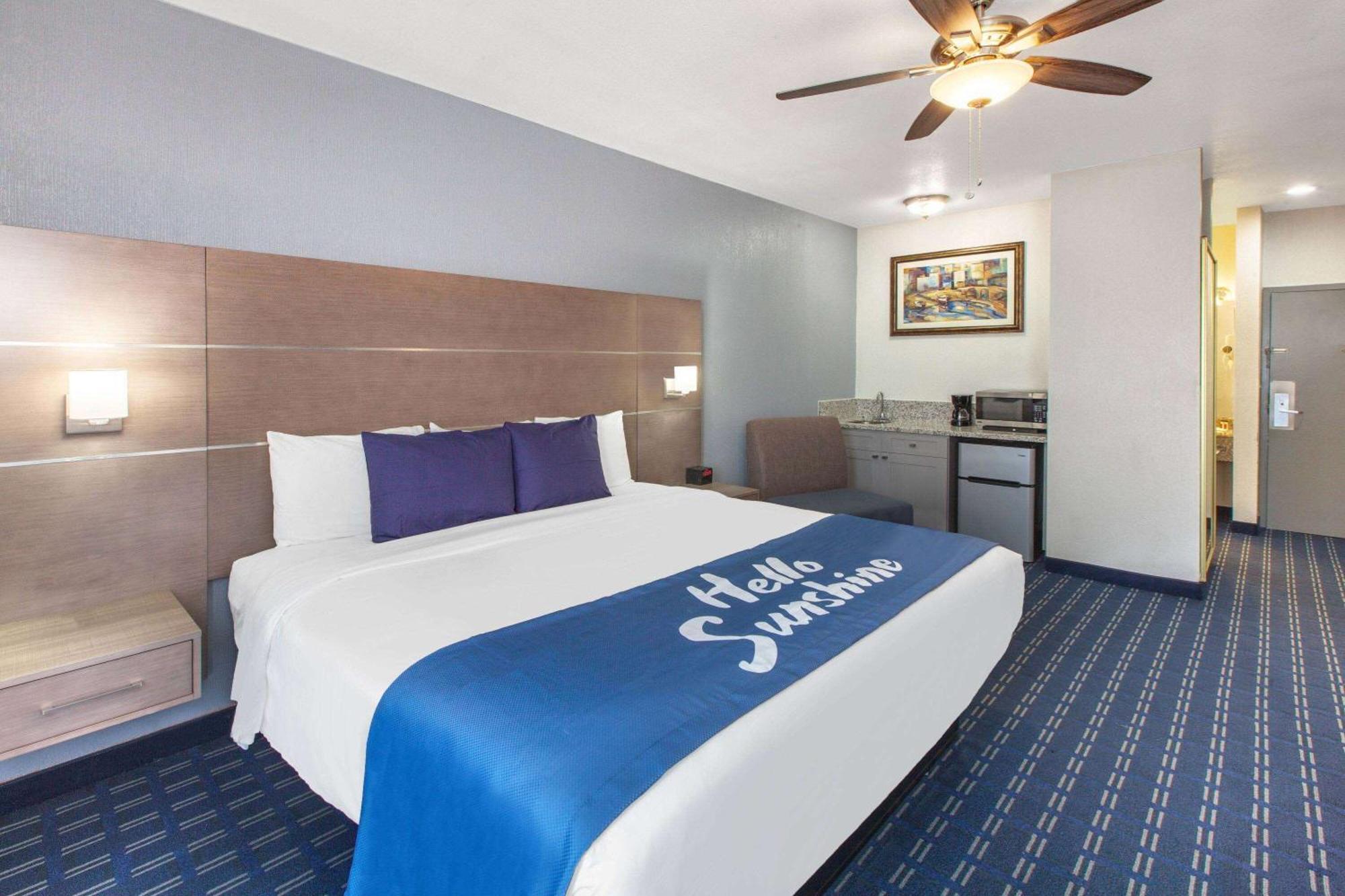 Days Inn & Suites By Wyndham Webster Nasa-Clearlake-Houston Ngoại thất bức ảnh